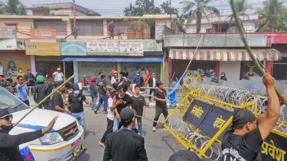विराटनगरमा  आन्दोनकारी र प्रहरीबिच झडप, अश्रुग्यास प्रहार 