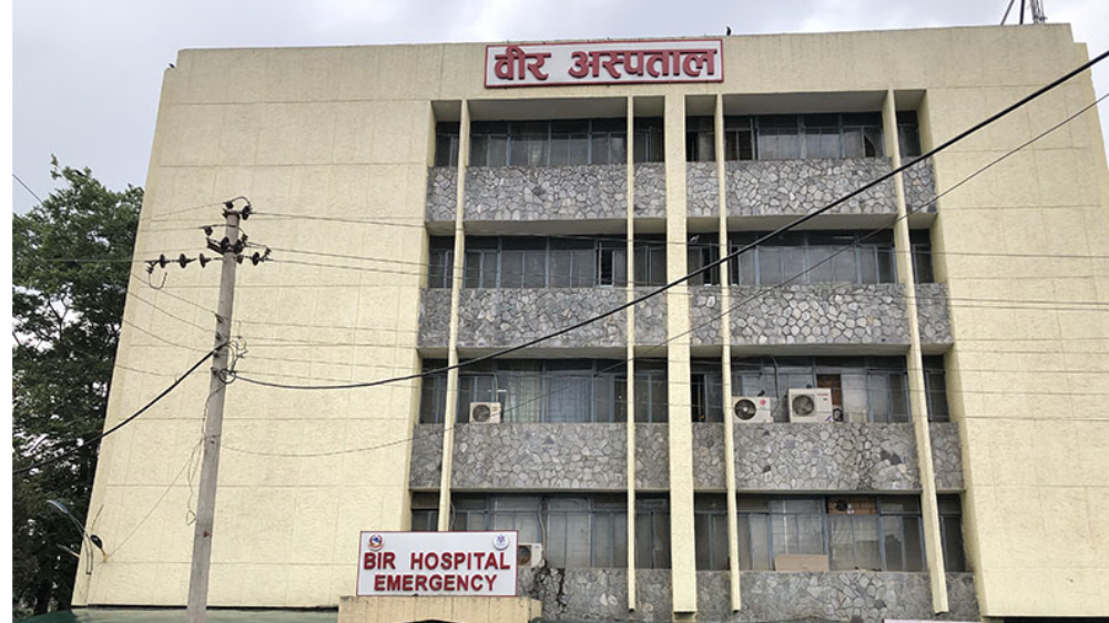 वीर अस्पतालको पुरानो भवनको छत भत्किँदा ४ जना घाइते