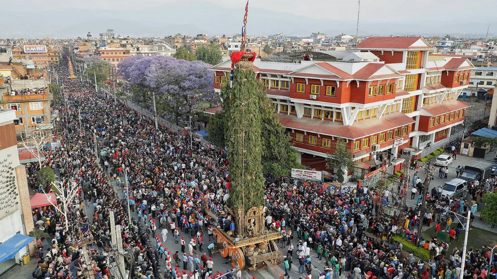 बिहीबार काठमाडौँ उपत्यकामा रातो मत्स्येन्द्रनाथको भोटो देखाउने जात्राको अवसरमा सार्वजनिक बिदा