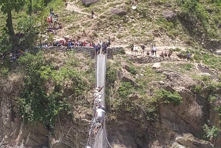 खच्चडको उद्धारपछि पुलमा आवतजावत बन्द : स्कुल गएका विद्यार्थी घर फर्किन पाएनन्
