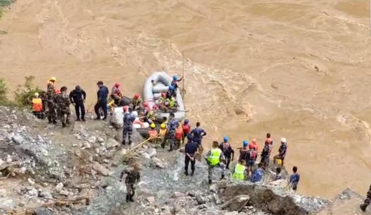 त्रिशुलीमा बेपत्ता बस र यात्रुको खोजीका लागि गोताखोर परिचालन