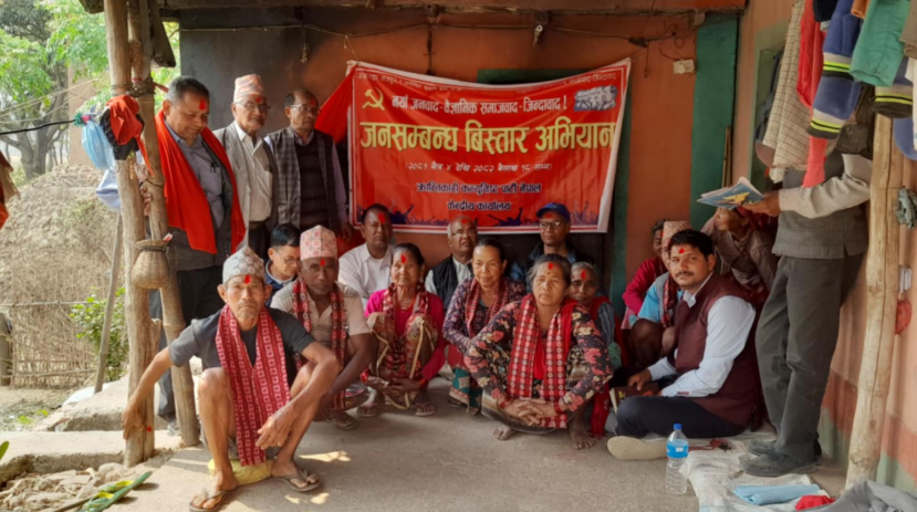 जनसम्वन्ध विस्तार अभियानका क्रममा शहिद परिवार सँग भेटघाट तथा सम्मान गर्दै . ४ न. टोली