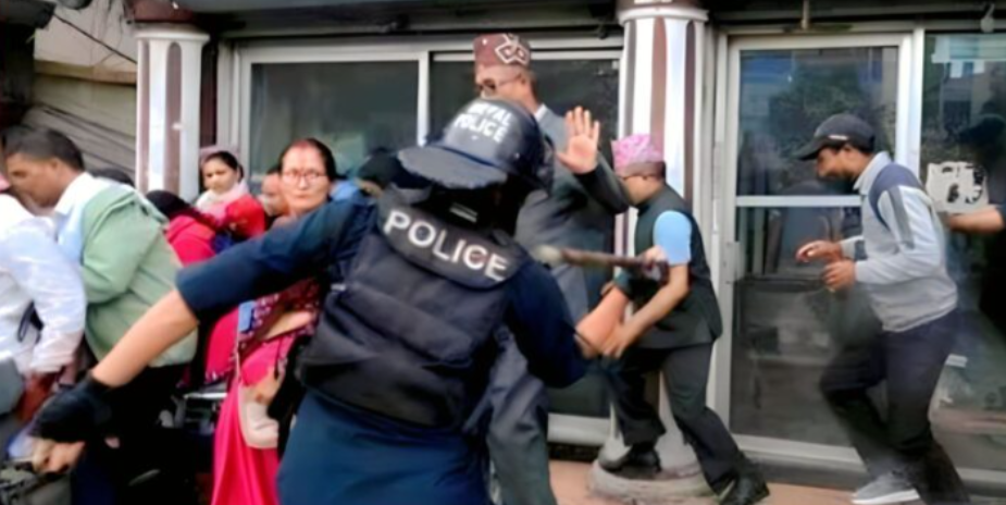 शिक्षक आन्दोलनमा  प्रहरीको दमन ६३ जना शिक्षकहरू घाइते