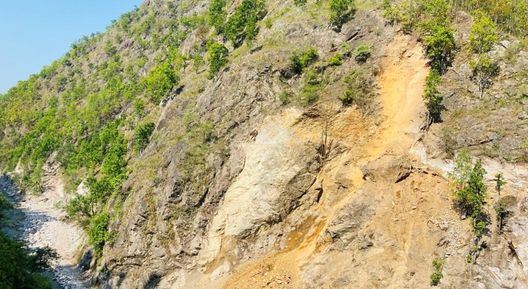 सडकको चट्टान फोर्न ‘केमीकल’ प्रयोग गरिने