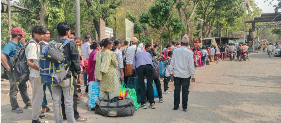 भारतबाट घरफर्किने नेपालीहरूसँग भारतीय सुरक्षाकर्मीद्वारा पैसा असुली