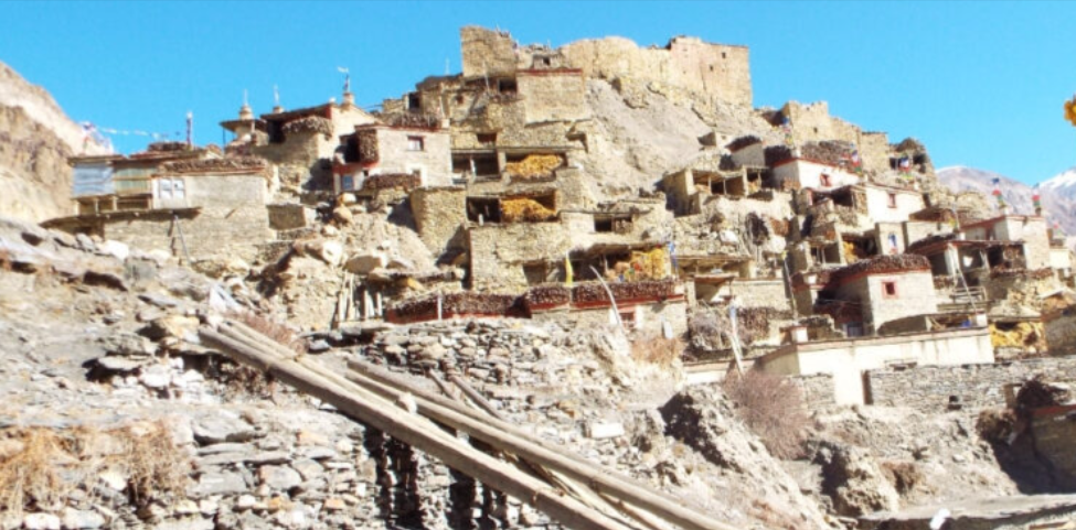 बर्खा लाग्यो  डरै डरमा मनाङका माटाका घर