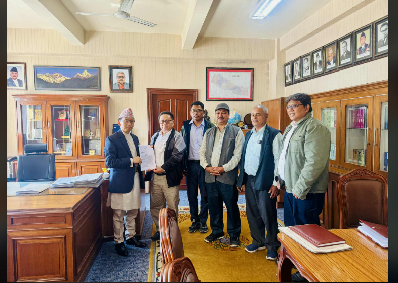 भारतमा रहेका नेपालीहरुका समस्या समाधानका लागी कुटनितिक पहल गर्न प्रधानमत्री लाई समाजले दियो ज्ञापनपत्र