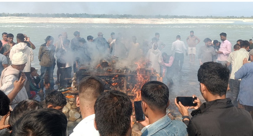 राष्ट्रिय सम्मानसहित महाकाली किनारमा विपिन जोशीको अन्त्येष्टि