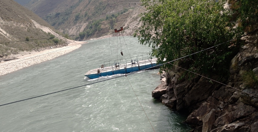 फेरीको पर्खाइमा कर्णालीपारीका स्थानीय