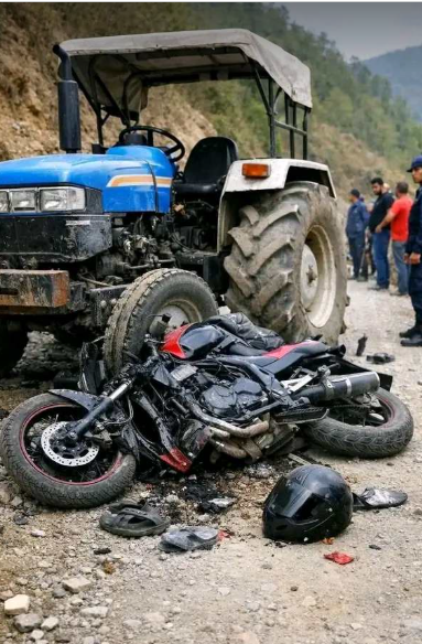 डडेल्धुरामा   ट्र्याक्टर र  मोटरसाइकल आपसमा ठोक्किँदा  २ जनाको निधन    ट्र्याक्टर चालक फरार