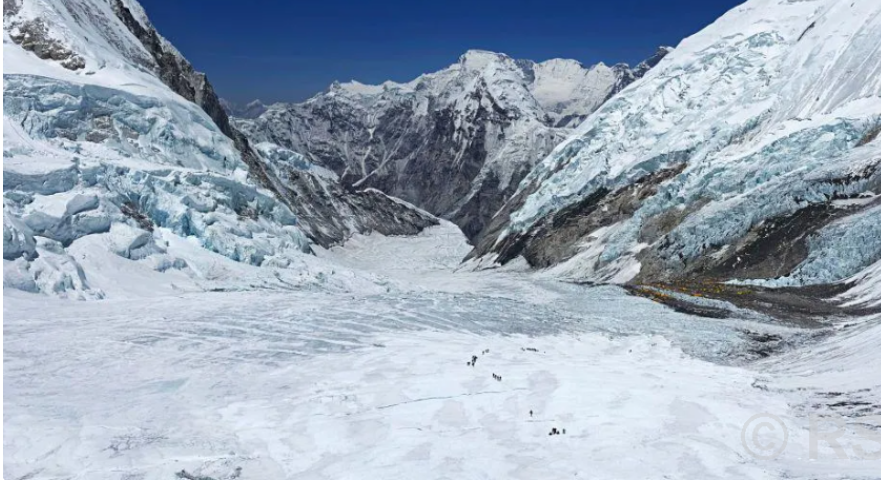 दोब्बर गतिमा हिउँ गुमाउँदै हिमनदी