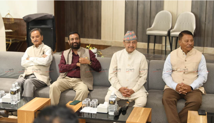 देउवा  काग्रेस समूहको स्मार्ट प्यालेसमा भेला