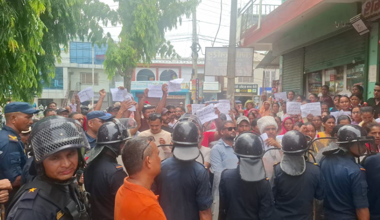 धनगढीमा डाक्टर केसीविरुद्ध प्रदर्शन, ‘गो ब्याक केसी’ नाराबाजी