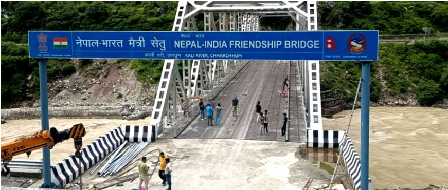पुलमा साइनबोर्ड राखेपछि विरोध